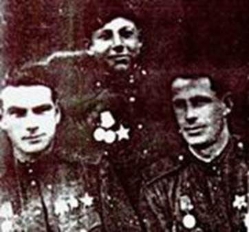 Фронтовая фотография. Слева В. Правоторов, в центре Г. Булатов