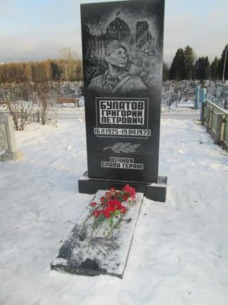 Гранитный памятник с портретом героя на фоне рейхстага 1
